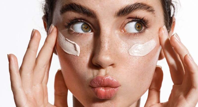 Cách dùng kem chống nắng kiềm dầu lâu trôi hơn