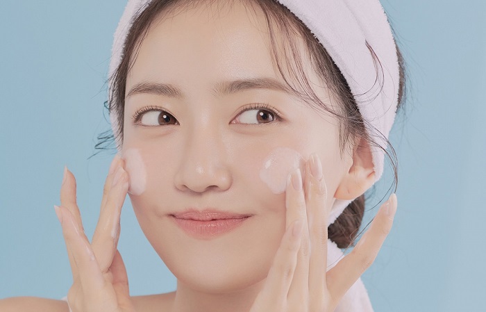 Nên sử dụng kem dưỡng ẩm có kết cấu mỏng nhẹ để không gây bí bách da