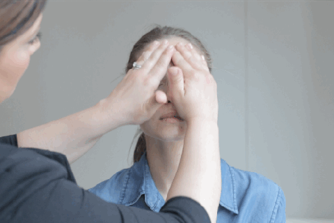 Massage tán đều kem dưỡng ẩm theo hướng từ trong ra ngoài