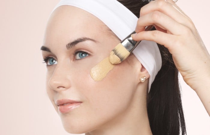 Thoa kem nền lượng vừa đủ, dùng cọ hoặc bông tán từ trong ra ngoài