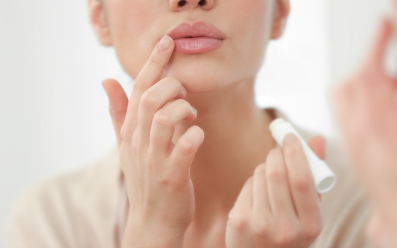 Son dưỡng môi thực chất không cấp ẩm mà chỉ khóa ẩm cho môi