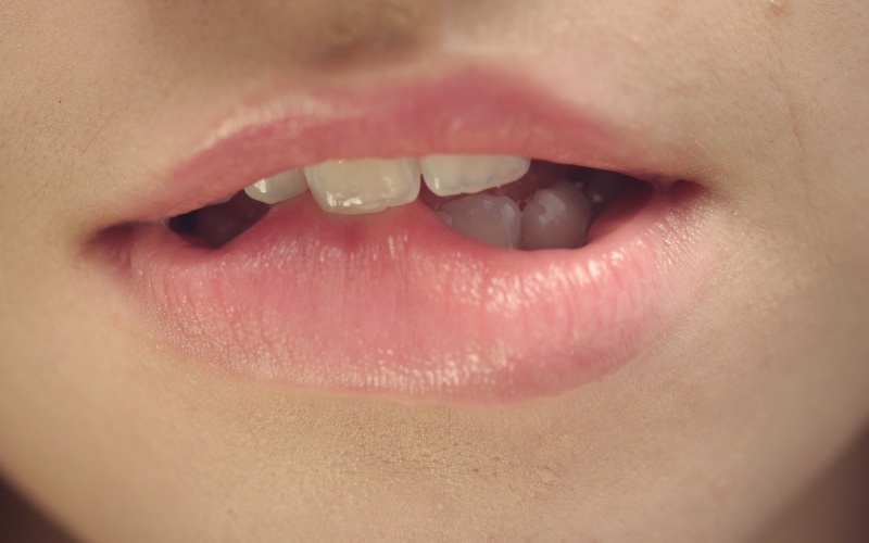 Chất son đi vào cơ thể có thể gây đau bụng nhẹ