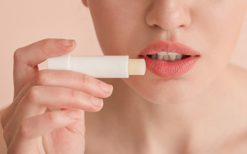 Không nên bôi son dưỡng môi quá nhiều vì có thể gây phản tác dụng