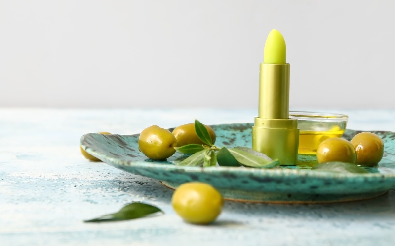 Nên chọn son dưỡng môi có thành phần là dầu olive