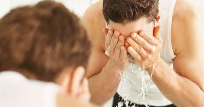 Làm sạch được xem là bước cực kỳ quan trọng mà nam giới nên thực hiện 2 lần mỗi ngày