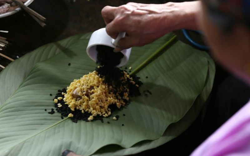 Cách làm bánh chưng đen chuẩn vị núi rừng  - 3