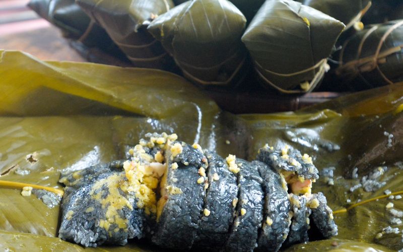 Cách làm bánh chưng đen chuẩn vị núi rừng  - 6