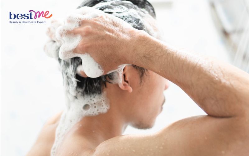 Chăm sóc tóc cứng bằng cách sử dụng dầu gội và dầu xả dưỡng ẩm