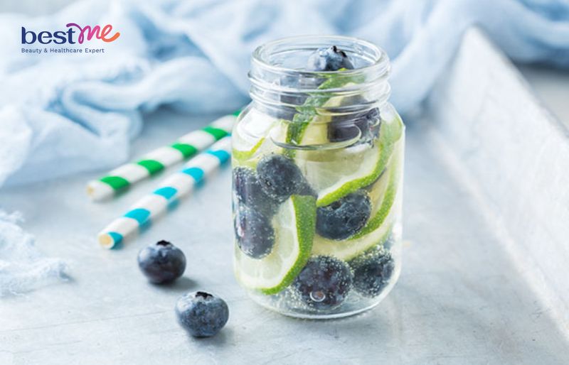 Nước detox chanh và quả mọng (việt quất, mâm xôi)