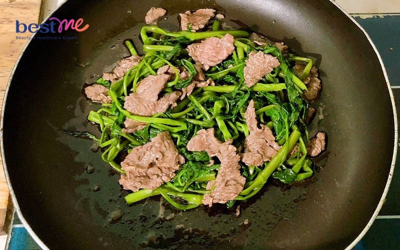 cach-lam-thit-bo-xao-rau-muong-gion-ngon-xanh-muot--7 Cách làm thịt bò xào rau muống giòn ngon, xanh mướt - 7