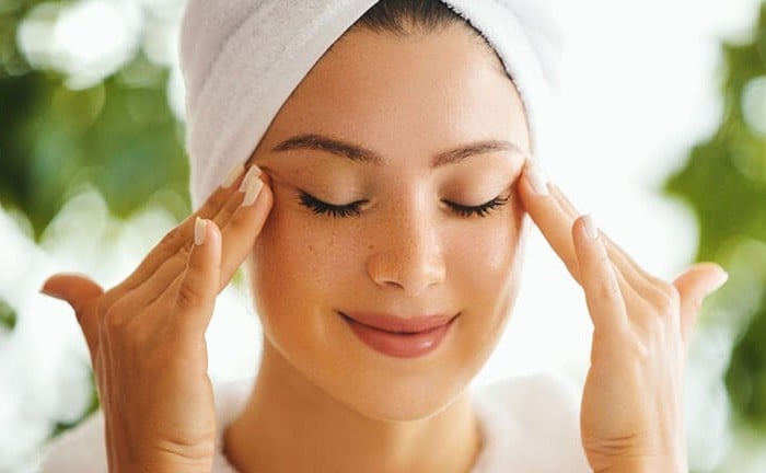 Thực hiện massage theo hình xoắn ốc và kết hợp vuốt làn da theo chiều từ dưới lên để hỗ trợ nâng cơ mặt