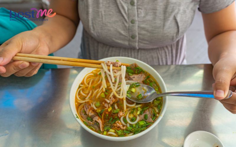 cach-nau-bun-bo-gio-heo-chuan-vi-hue-cuc-don-gian-tai-nha-7 Cách nấu bún bò giò heo chuẩn vị Huế cực đơn giản tại nhà - 7