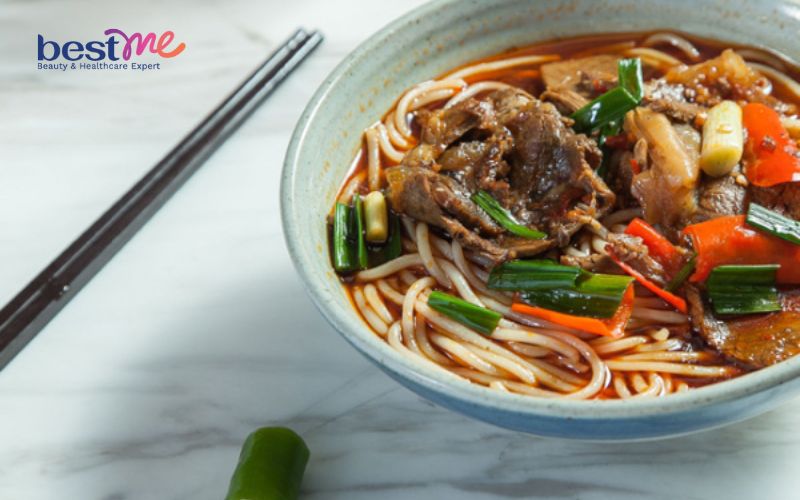 cach-nau-bun-bo-ham-bang-noi-com-dien-cuc-don-gian-tai-nha-ai-cung-lam-duoc-1 Cách nấu bún bò hầm bằng nồi cơm điện cực đơn giản tại nhà ai cũng làm được - 1