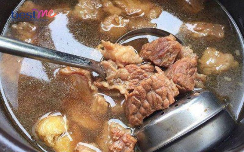 cach-nau-bun-bo-ham-bang-noi-com-dien-cuc-don-gian-tai-nha-ai-cung-lam-duoc-4 Cách nấu bún bò hầm bằng nồi cơm điện cực đơn giản tại nhà ai cũng làm được - 4