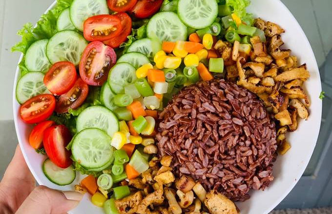 Salad cơm gạo lứt nhiều chất xơ hỗ trợ giảm cân hiệu quả