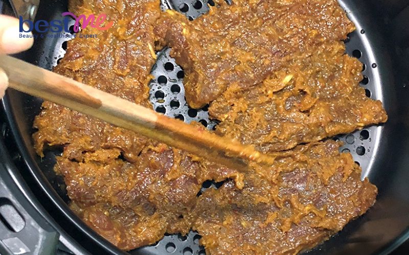 cach-nuong-bo-1-nang-bang-noi-chien-khong-dau-cuc-tien-loi-4 Cách nướng bò 1 nắng bằng nồi chiên không dầu cực tiện lợi - 4