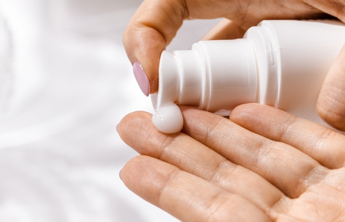 Dưỡng ẩm bằng kem dưỡng hoặc serum là một cách phục hồi da bị kích ứng hiệu quả