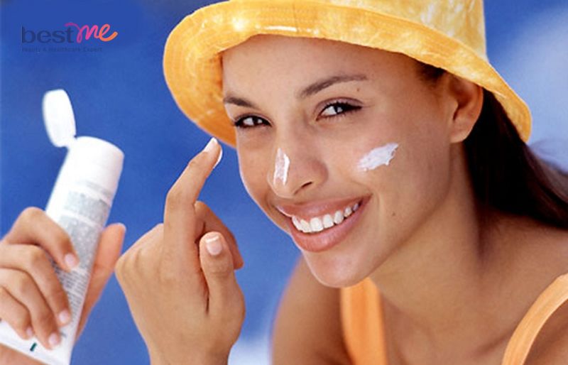 Thoa kem chống nắng bảo vệ làn da khỏi những tác hại từ môi trường