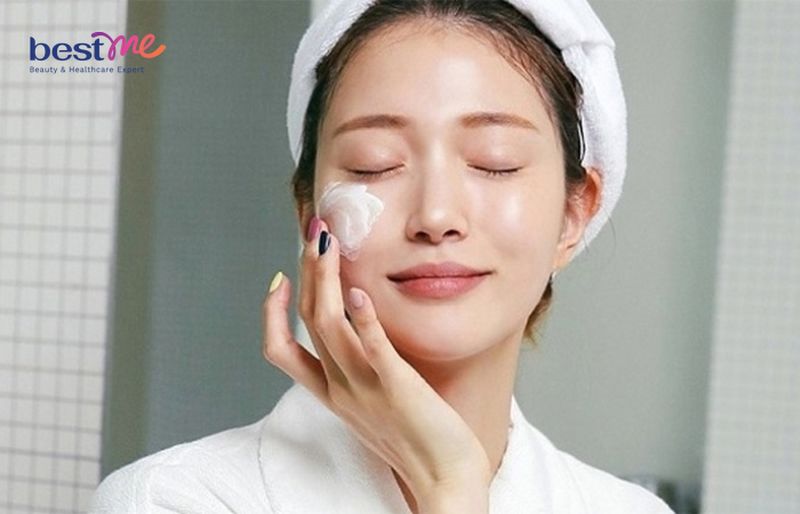 Dùng kem dưỡng ẩm củng cố hàng rào độ ẩm bảo vệ da
