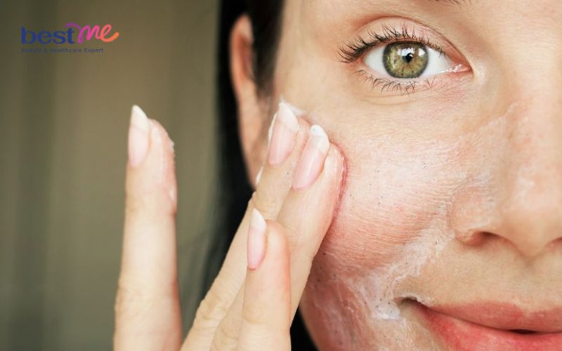 Bước nhũ hóa có vai trò cực kỳ quan trọng trong quá trình dùng dầu tẩy trang