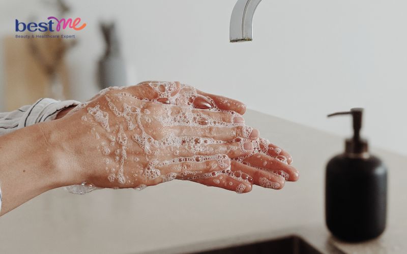 Trước khi tiếp xúc với da mặt, bạn cần phải rửa tay sạch sẽ với xà phòng và nước