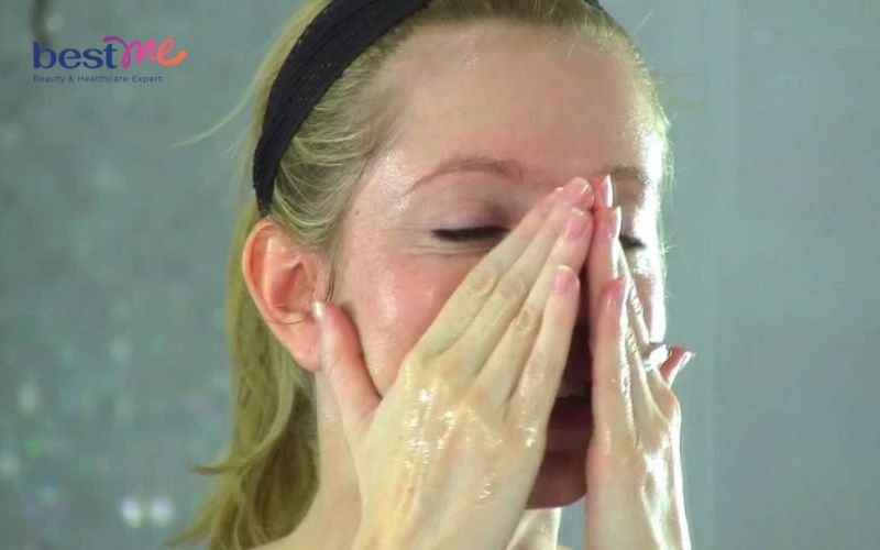 Để thực hiện nhũ hóa dầu tẩy trang đúng cách, bạn cần thực hiện trong khoảng thời gian từ 1-2 phút