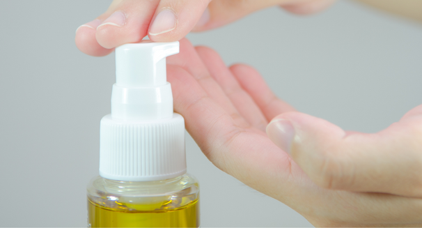 Giữ bàn tay khô ráo khi cho dầu tẩy trang DHC lên tay