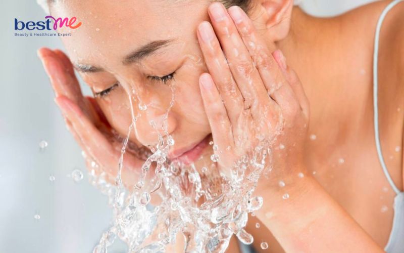 Bạn cần làm sạch da mặt trước khi tẩy tế bào chết