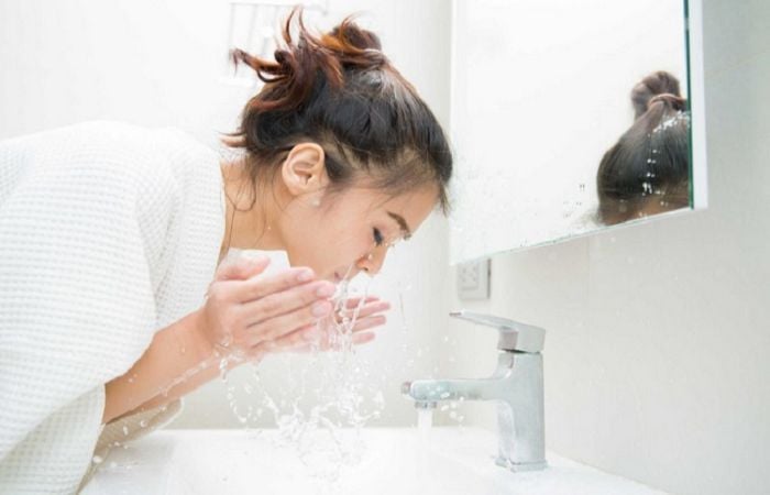 Rửa mặt là bước không thể bỏ qua trước khi thoa serum