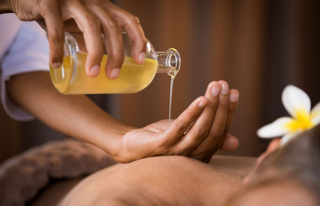 Sử dụng tinh dầu từ hoa hồng để massage