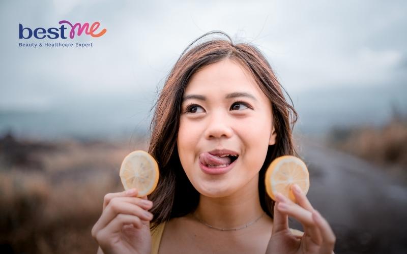 Thói quen liếm môi được xem là sai lầm phổ biến gây khô môi mà rất nhiều người mắc phải