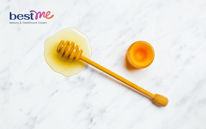 Mật ong có tác dụng tẩy da chết, xóa mờ các nếp nhăn, dưỡng ẩm và làm mềm môi