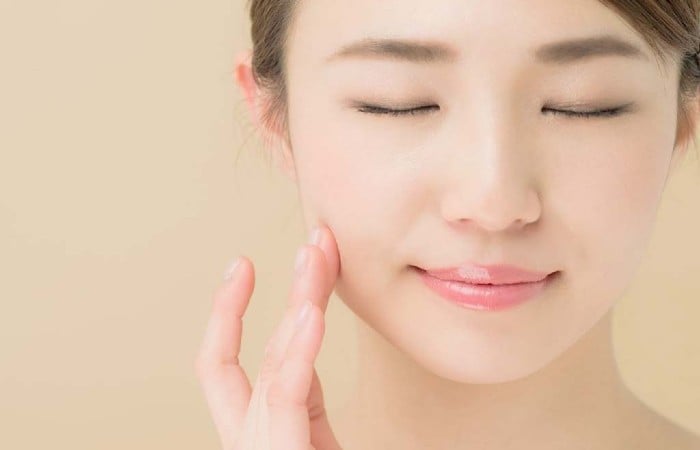 Dưỡng da từ bên trong với collagen viên uống hoặc nước