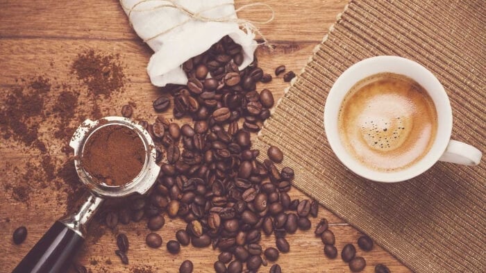Caffein có nhiều trong trà, cà phê có thể khiến môi nhanh bị thâm