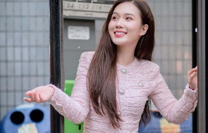 Phong cách ăn mặc nhí nhảnh, đáng yêu của Ngọc Anh với bộ váy dạ tweed hồng phấn