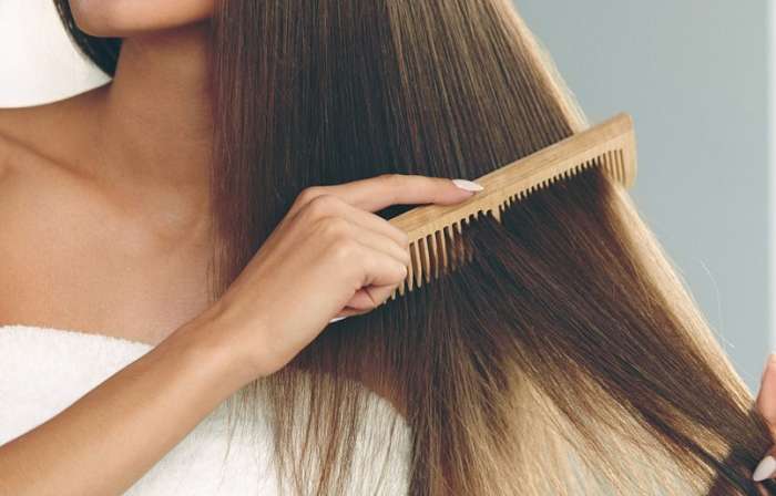 Chải tóc khô xơ trước khi gội giúp hạn chế tóc xơ rối trong và sau quá trình gội