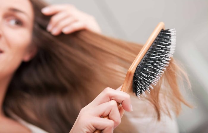 Chải tóc trước khi gội đầu giúp cho tóc bớt bị gãy rụng