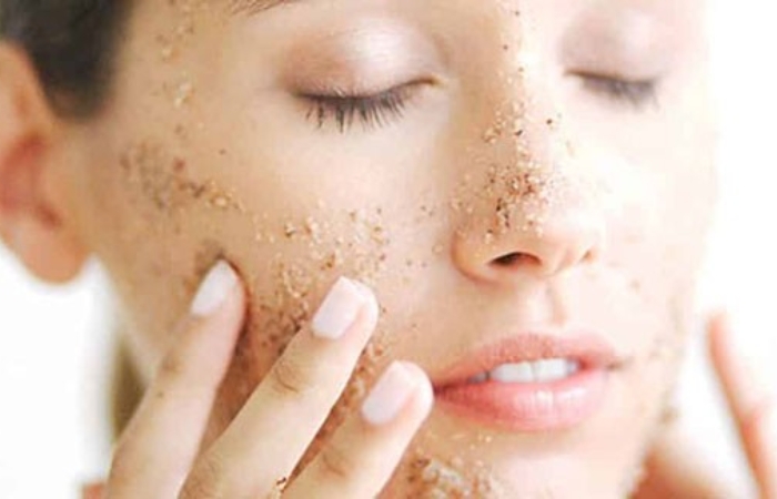 Tẩy da chết đúng cách giúp thông thoáng lỗ chân lông