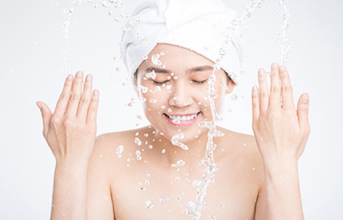 Trước khi đi ngủ, bạn cần thực hiện tẩy trang, rửa mặt kỹ để da thật sạch và thông thoáng