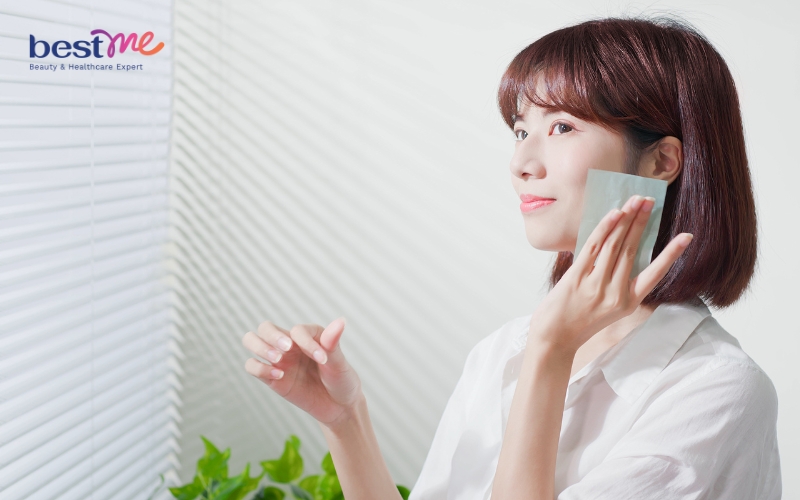 Dùng giấy thấm dầu lấy bớt dầu thừa trên da