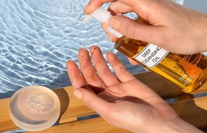 Da khô có thể dùng dầu tẩy trang để làm sạch da