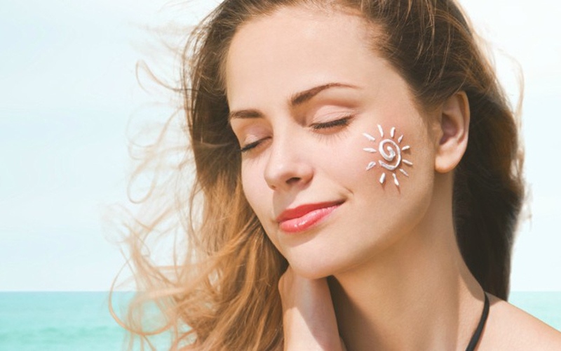 Kem chống nắng dùng để chăm sóc da sạm mùa hè thường có chỉ số SPF từ 30++
