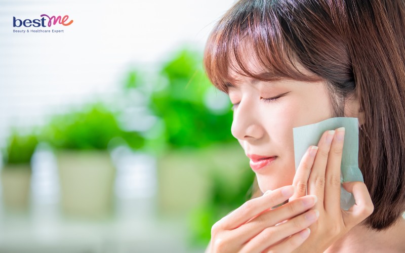 Chăm sóc da sạm mùa hè bằng giấy thấm dầu