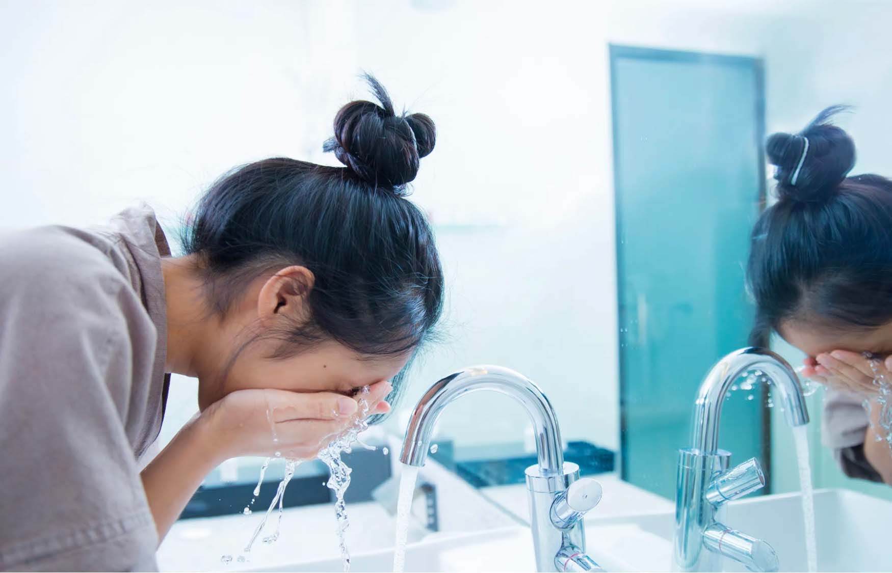 Dùng nước muối sinh lý để làm sạch