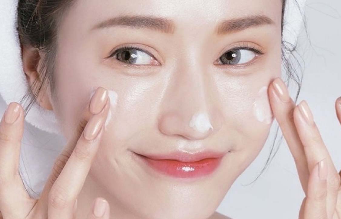 Dùng kem chống nắng SPF từ 35-50 để bảo vệ da