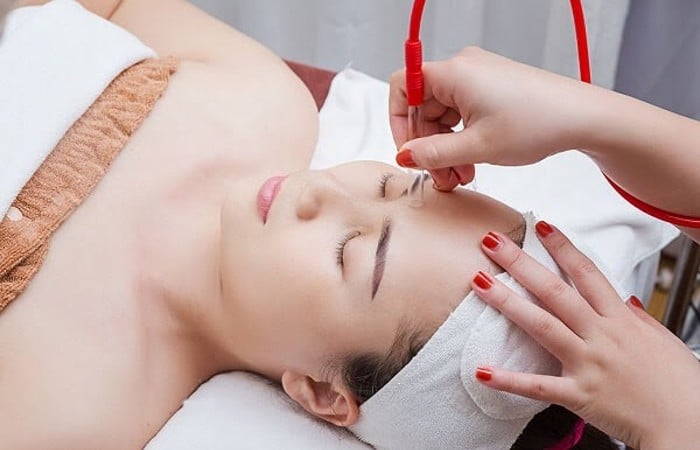 Các thiết bị với công nghệ hiện đại tại spa sẽ giúp dưỡng chất dễ dàng đi sâu vào da, tăng cường hiệu quả điều trị