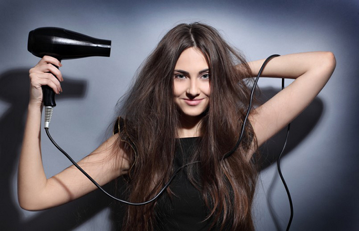 Hạn chế cho tóc tiếp xúc với dụng cụ làm tóc có tải nhiệt lớn sau khi tẩy nhuộm