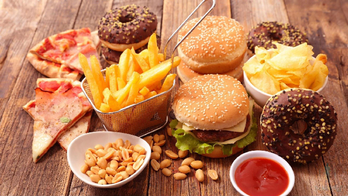 Tránh nạp đồ ăn chế biến sẵn chứa nhiều chất béo xấu