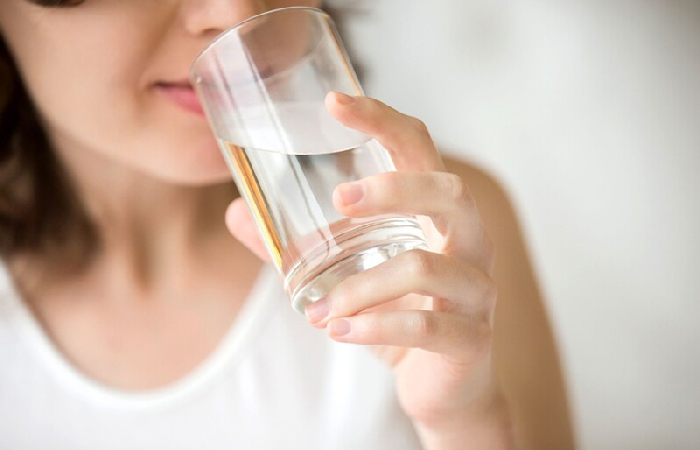 Mẹ nên uống đủ nước mỗi ngày để tăng sức đề kháng và giảm mỡ bụng