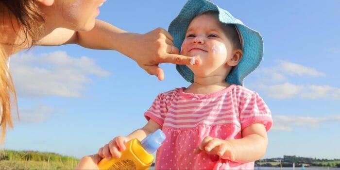 Trẻ trên 1 tuổi nên dùng kem chống nắng có chứa bộ lọc vô cơ